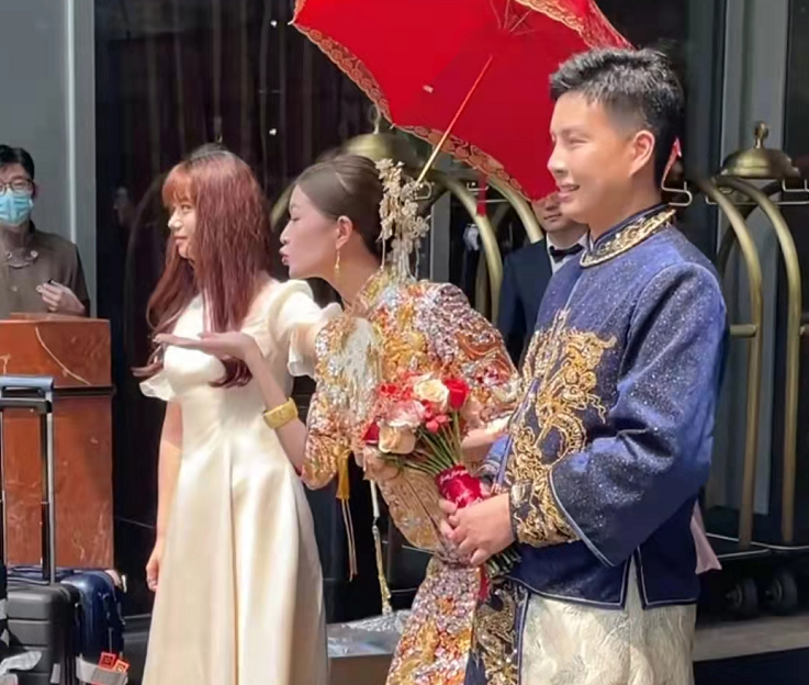 主持人彭莉婷举行婚礼，手戴金镯子，与老公甜蜜依偎(图4)