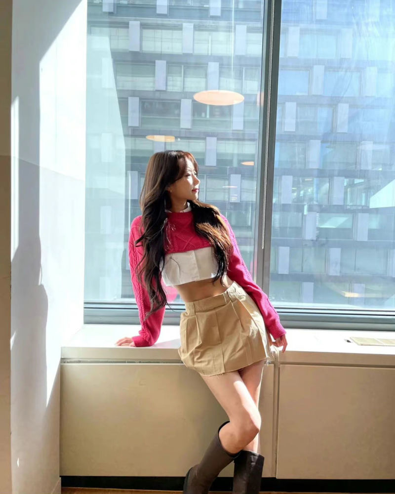 28岁韩国女星李美珠秋日阳光下多汁的美貌纤瘦身材蚂蚁腰