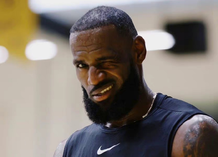 詹姆斯公布新造型竟然是光头 正式宣告放弃拯救发际线?_腾讯新闻