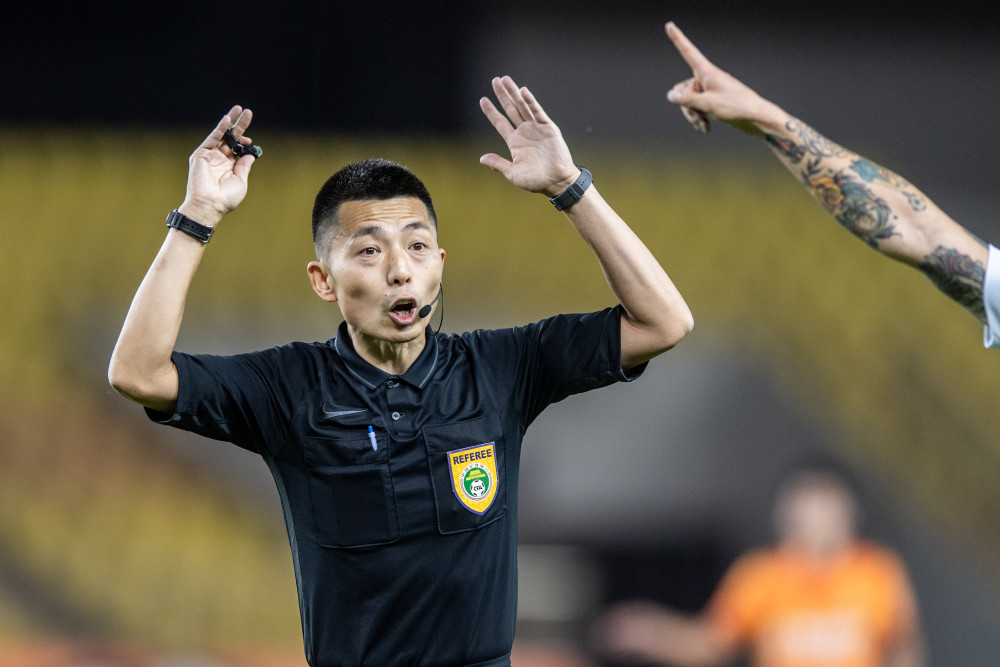 9月20日,主裁判张龙在比赛中执裁.