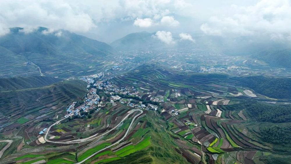 榆中县马坡乡多彩梯田丰景如画