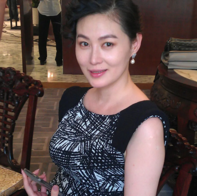 64岁于荣光离婚后罕露面,时隔23年与王思懿重聚,精神奕奕状态好