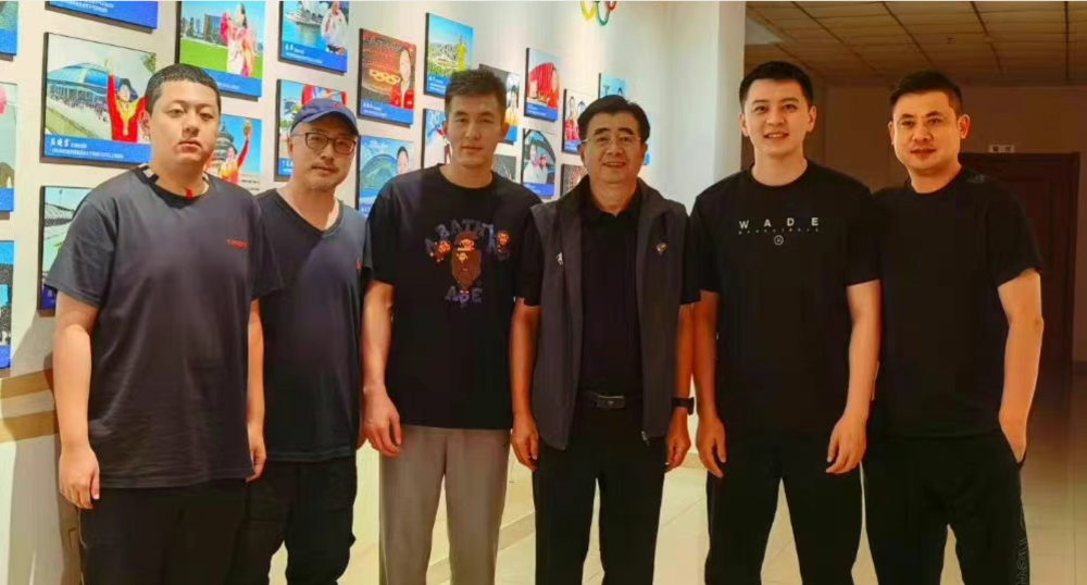 据国内媒体晒照,辽宁体育局局长宋凯在郭艾伦签约之后与球员,主教练