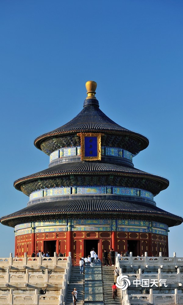 北京碧空如洗水晶蓝映衬下古建筑更显雄伟