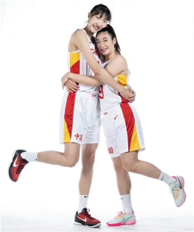 cctv5直播中国女篮战韩国,李梦和韩旭拍照有趣,13号球员是谁?