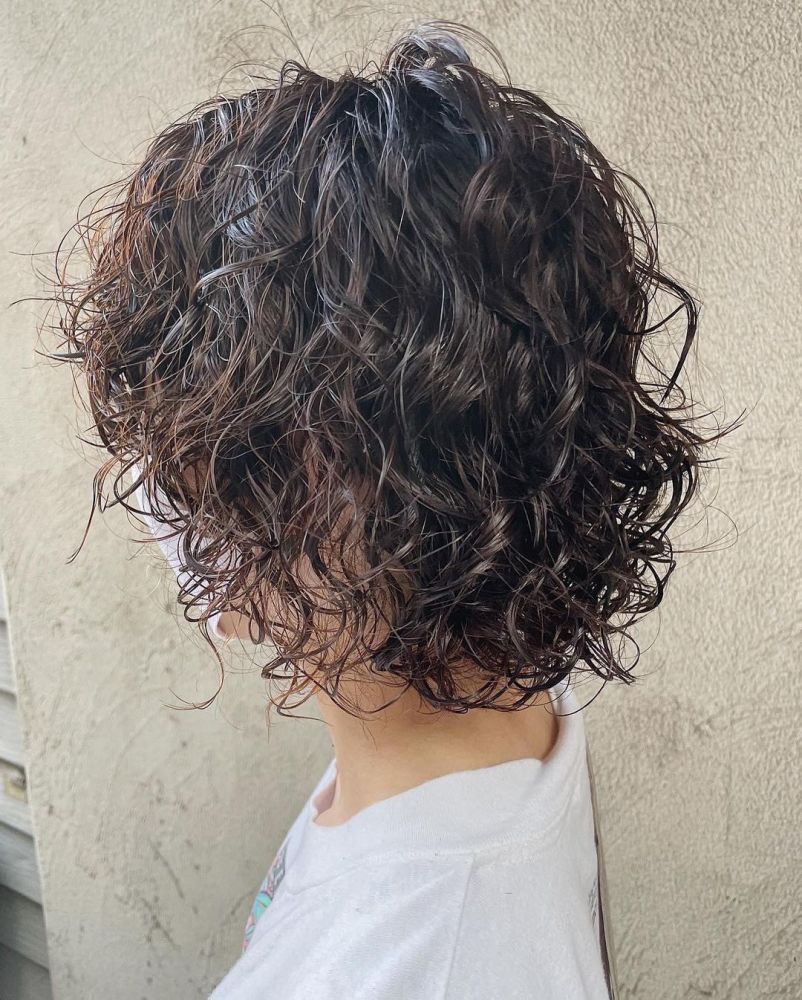 蓬蓬的很显发量,同时还能弥补头型的不足,这种羊毛卷烫发也特别的百搭