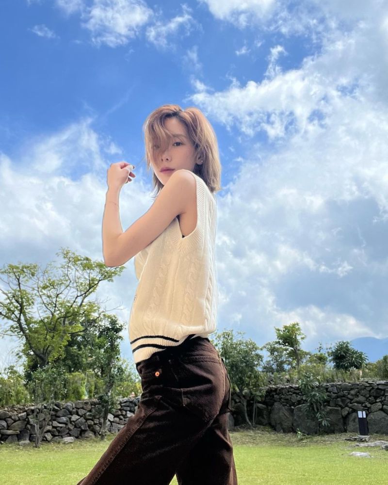 秋日中泰妍的时尚穿搭,苗条纤细的身材和细长的手臂",对泰妍的近况和