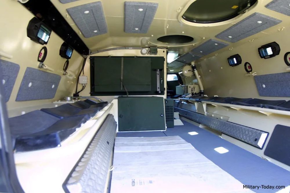 装甲运兵车的第1和第2轴之间的位置,右侧则留下了乘员舱通往驾驶室的