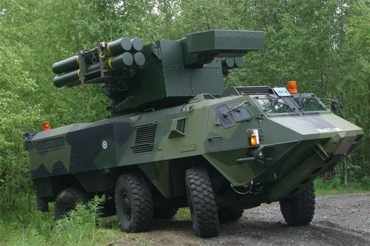 芬兰轮式装甲车亮相俄乌战场,生产1200辆,改型众多_腾讯新闻