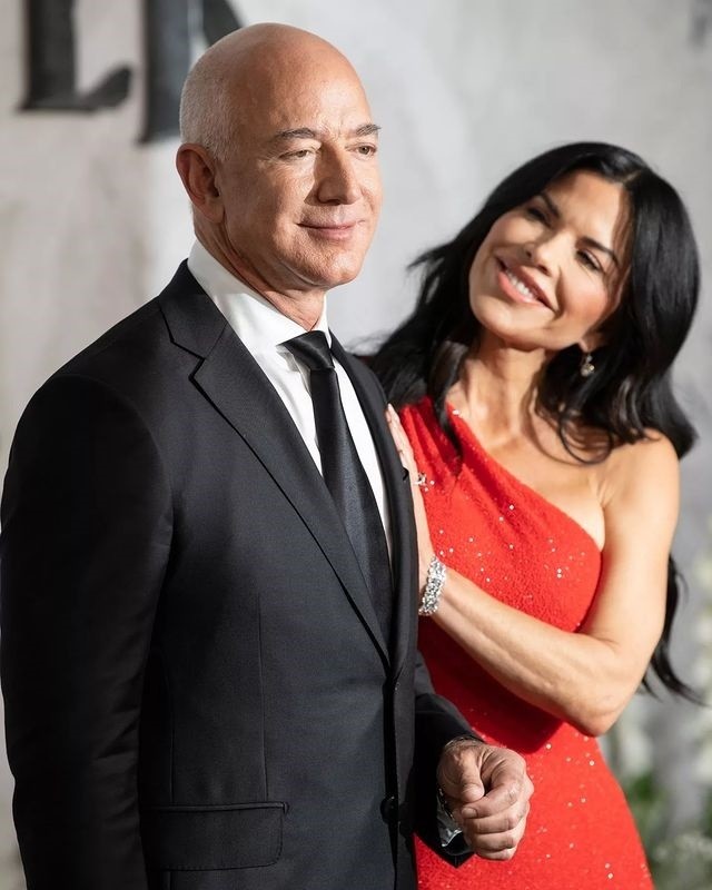 贝索斯52岁女友穿蕾丝短裙健壮肌肉腿醒目拉着男友去见小李子