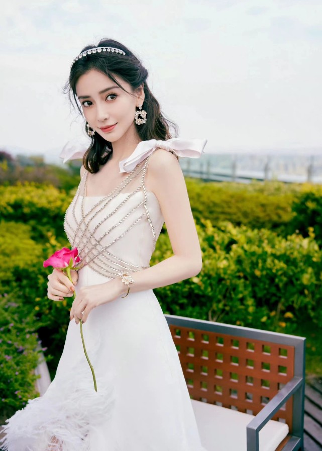 angelababy新造型美出圈,一袭白色钻石羽毛裙,优雅惊艳