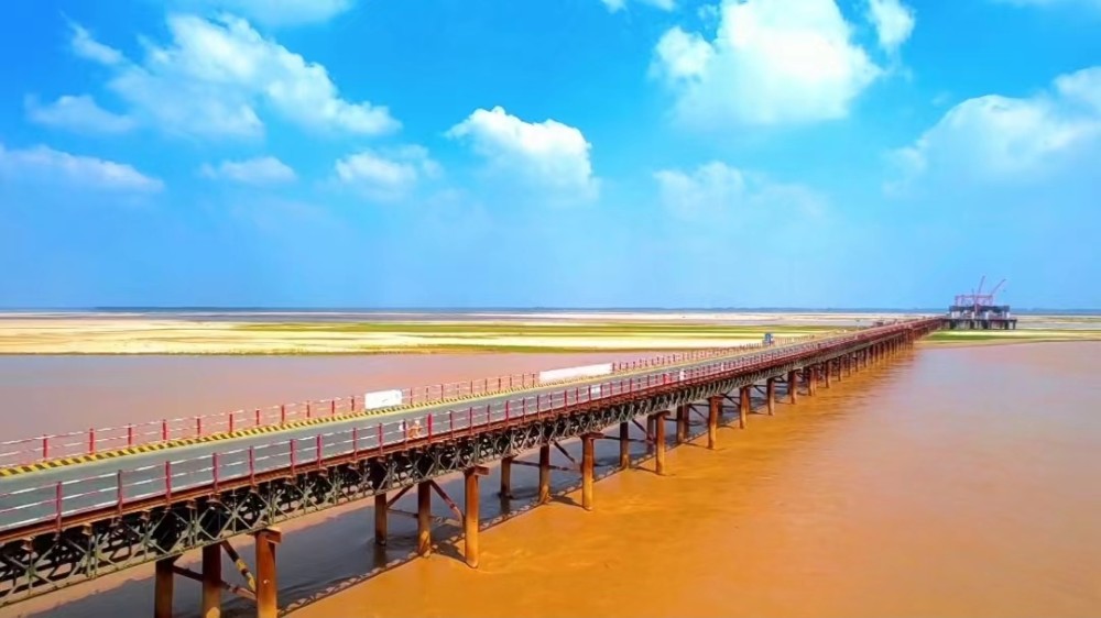 河南原阳县境内安罗高速黄河特大桥施工建设现场如火如荼