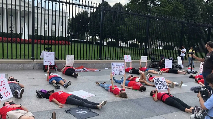 拜登说美国疫情结束,福奇第一个跳出来反对:每天数百人死于新冠_腾讯