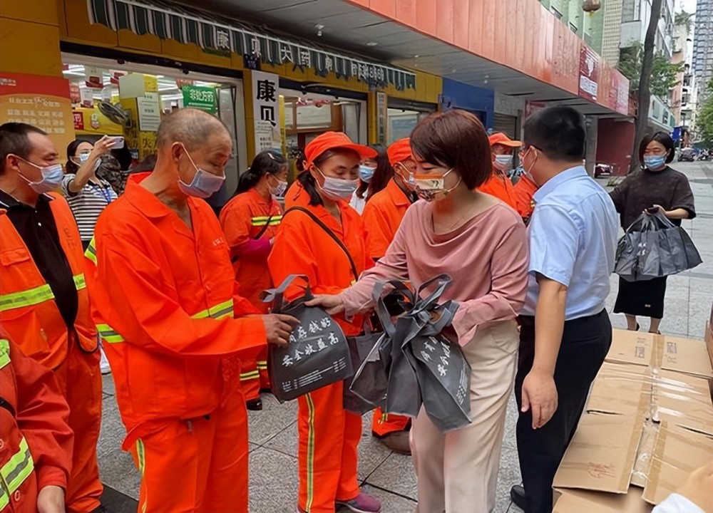 绵阳三台新阶代表人士开展慰问环卫工人公益活动