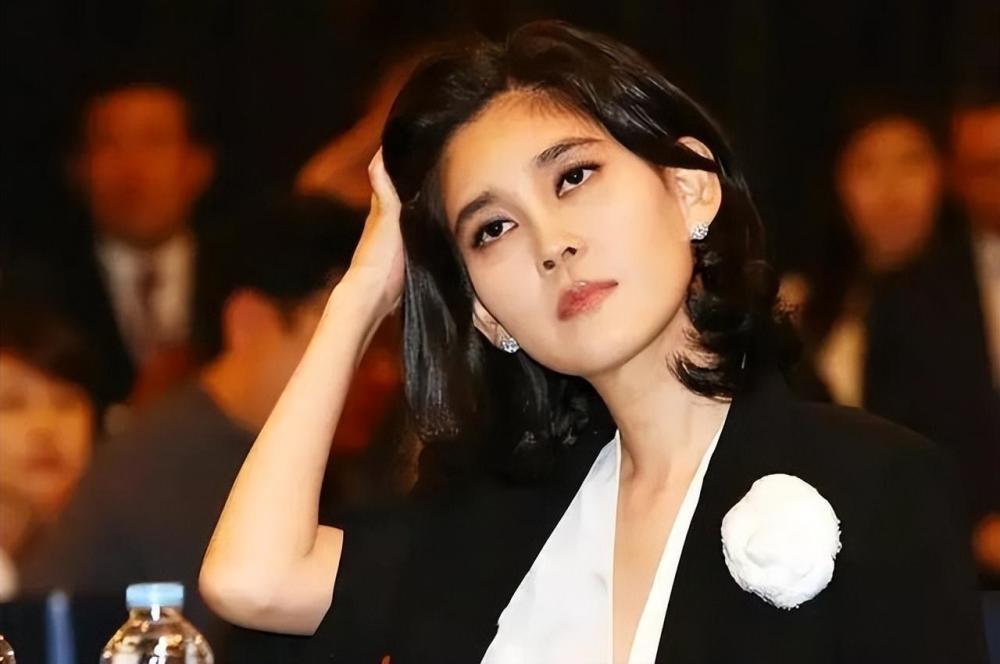 史上"最惨财阀公主"李富真:离婚倒赔百亿,贷款千亿缴税_腾讯新闻