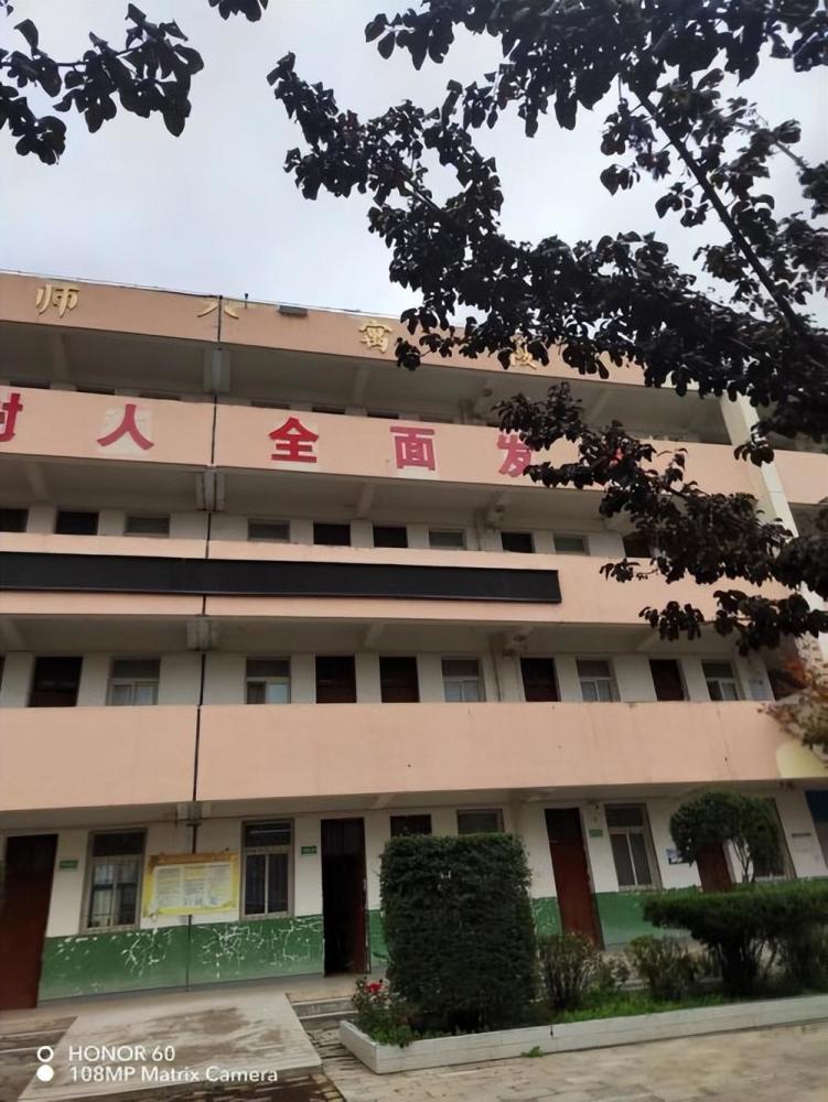 调研组一行首先来到温水镇中学,听取了校长付振华关于留守学生情况的