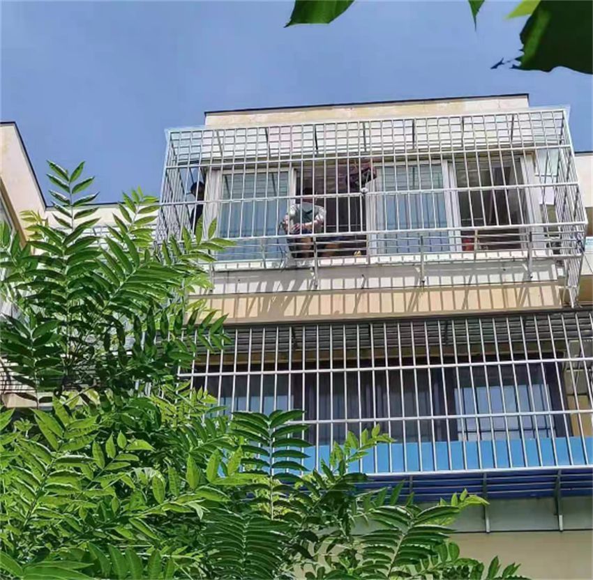 楼上一户人家就是这样,自己家装防盗窗,还凸出墙面好几公分搭建了个小