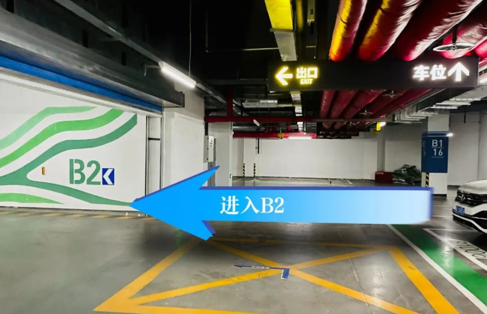 左轉此處向下駛入b3層電梯位於b3-22處,按照指示牌指引乘坐電梯至1層