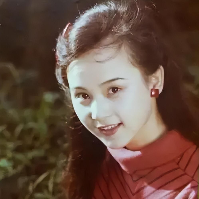 安雯：演完《红楼梦》改名，被宠爱半生，苏越去世后晚年令人唏嘘_腾讯新闻