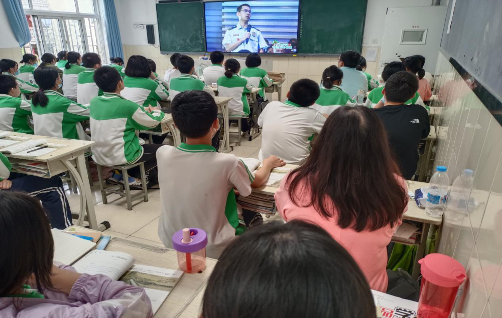 郑州106初级中学组织师生观看秋季消防安全公开课网络直播活动