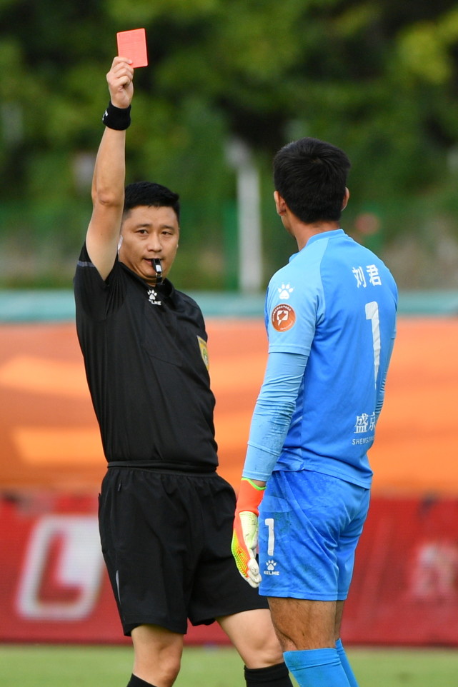9月21日,主裁判陈浩(左)向辽宁沈阳城市队守门员刘君出示红牌.
