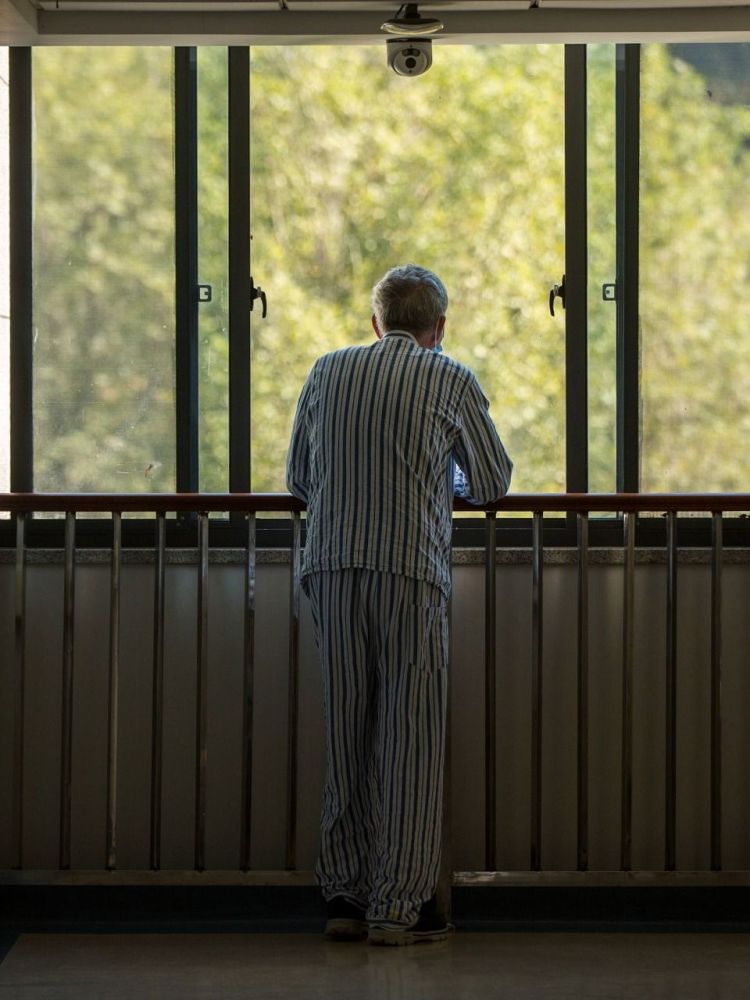 省立同德医院老年四科,阿尔茨海默症患者在病床上抱着他喜欢的洋娃娃