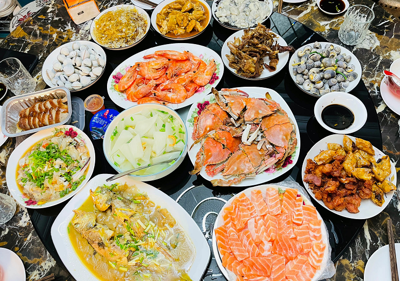 妻子少女感十足 家庭聚餐太馋人:满桌海鲜佳肴