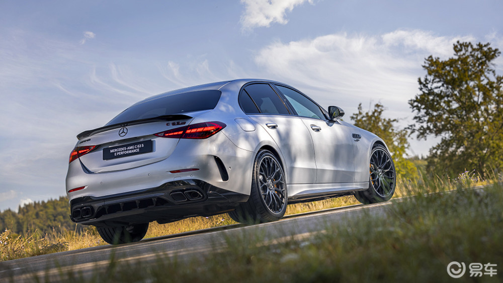 全新梅赛德斯-amg c 63亮相 百公里加速3.4秒_腾讯新闻