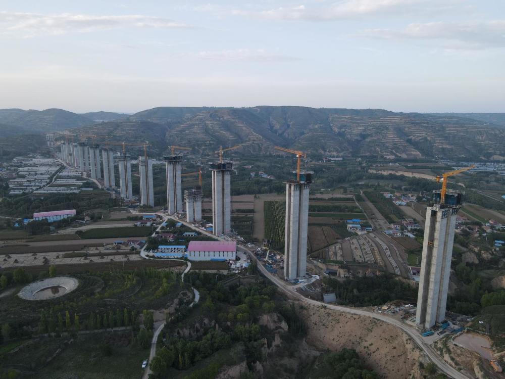 银昆高速公路太阳山至彭阳段友联红河特大桥主墩封顶_腾讯新闻