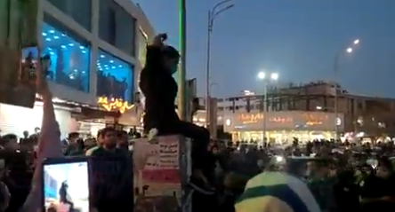 伊朗爆发全国抗议风潮！女孩被道德警察拘捕后死亡，引爆全境震愤