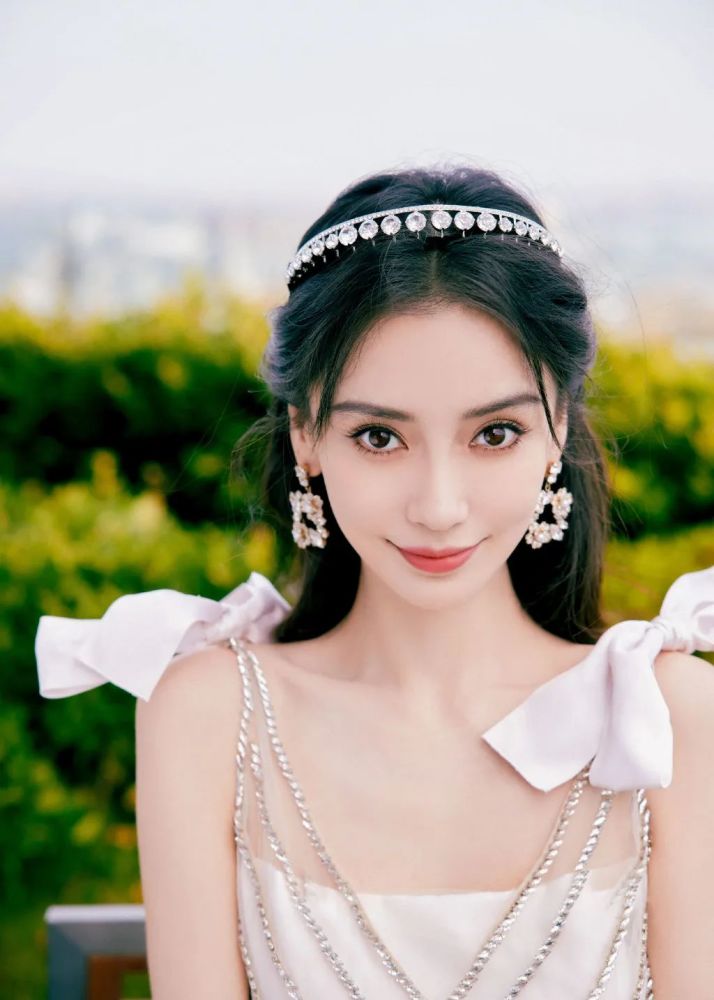 杨颖户外拍摄美照,身穿白色长裙,灵动的眼神,优雅的气质_腾讯新闻