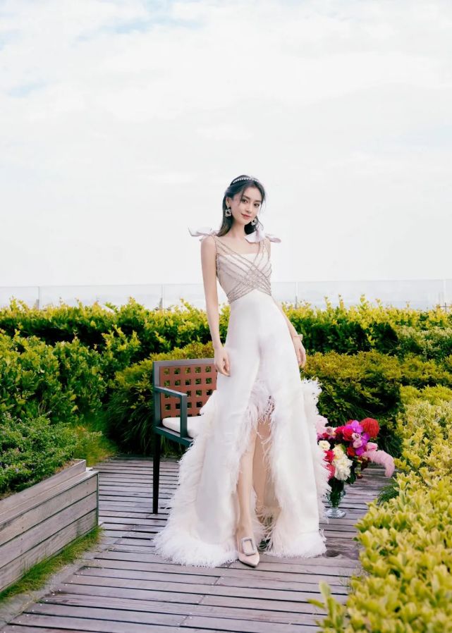 杨颖户外拍摄美照,身穿白色长裙,灵动的眼神,优雅的气质