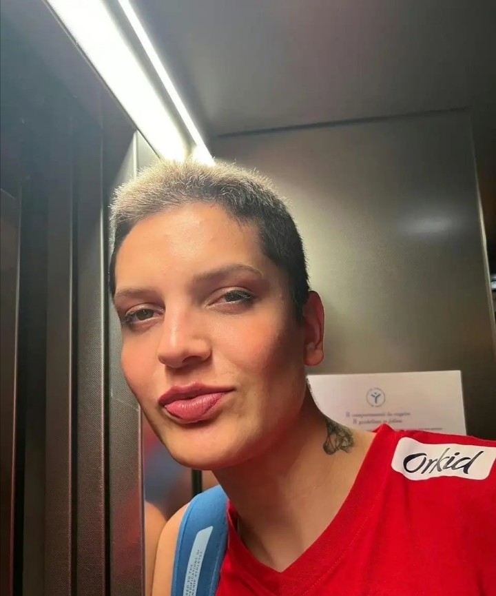 卡拉库尔特化妆后妩媚动人与友人亲昵合照难道学艾格努交男友