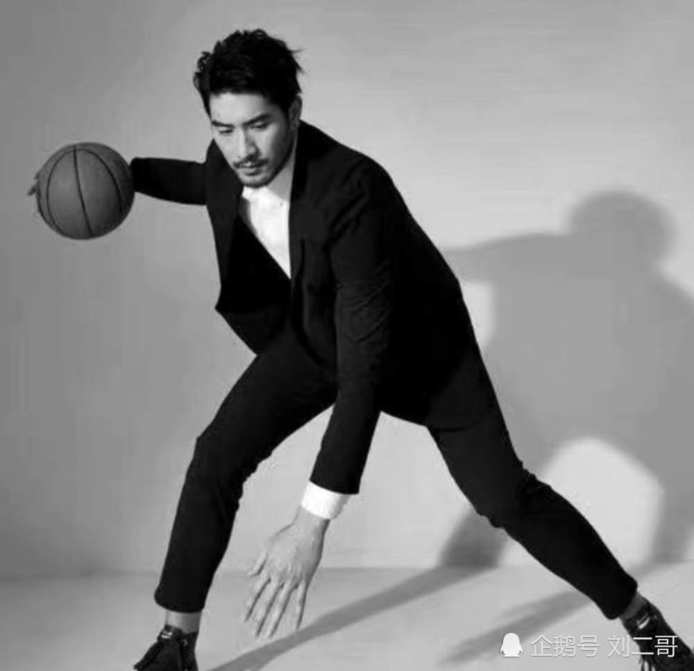 高以翔38岁冥诞有人却在逝者墓碑前笑着合影,真的不该插图2