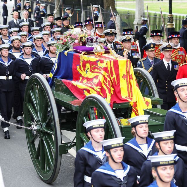 女王葬礼用百年老炮鸣炮致哀,运棺炮车在123年里仅用了七次
