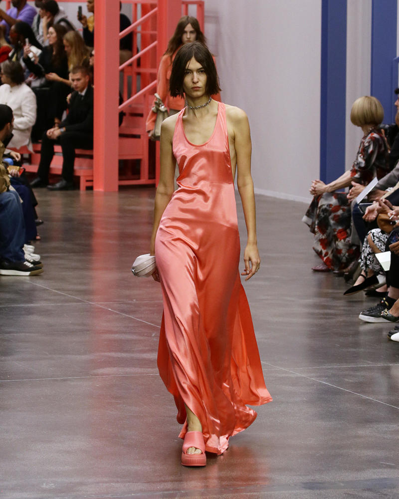 米兰女装周——芬迪品牌时装秀_腾讯新闻