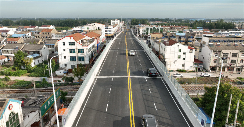 新长铁路平改立工程全面竣工盐城阜宁益林镇铁路道口立交桥正式通车