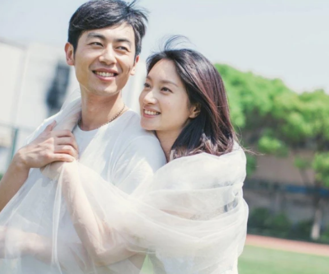 朱亚文老婆为闺蜜庆生翻箱底穿8年前旧裙子性格节俭气质好