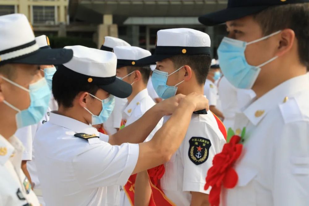 再见，蓝鲸！海军某基地举办延期复退老兵退役仪式