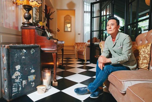 套房产张信哲是用来给父母养老的,自己大部分时间则居住在另一处豪宅