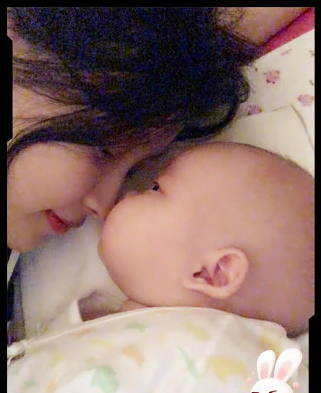 当时孙怡就非常喜欢晒娃,经常分享和宝宝的亲密合影,刚出生的大福发量