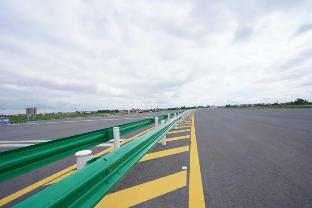 出于安全考虑,高速公路中间绿化隔离带,路两旁边设有镀锌钢管护栏,以