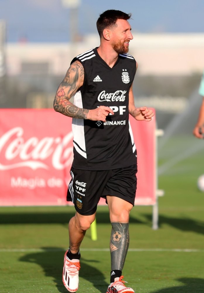 老烟枪伊瓜因探班阿根廷队熊抱梅西与迪巴拉缠绵德保罗一把推开