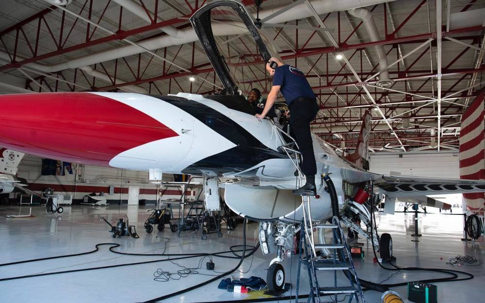 组图：美国“雷鸟”飞行表演队在机库对飞机进行维护保养