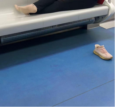 中年女子脱鞋躺地铁座位上,一只鞋被人踢走,踢鞋者:想让她长点记性