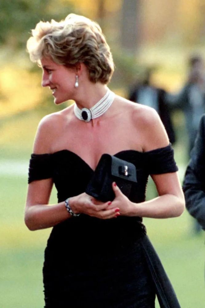 1994年的另一条小黑裙,是当时名不见经传的伊丽莎白·赫莉随当时的