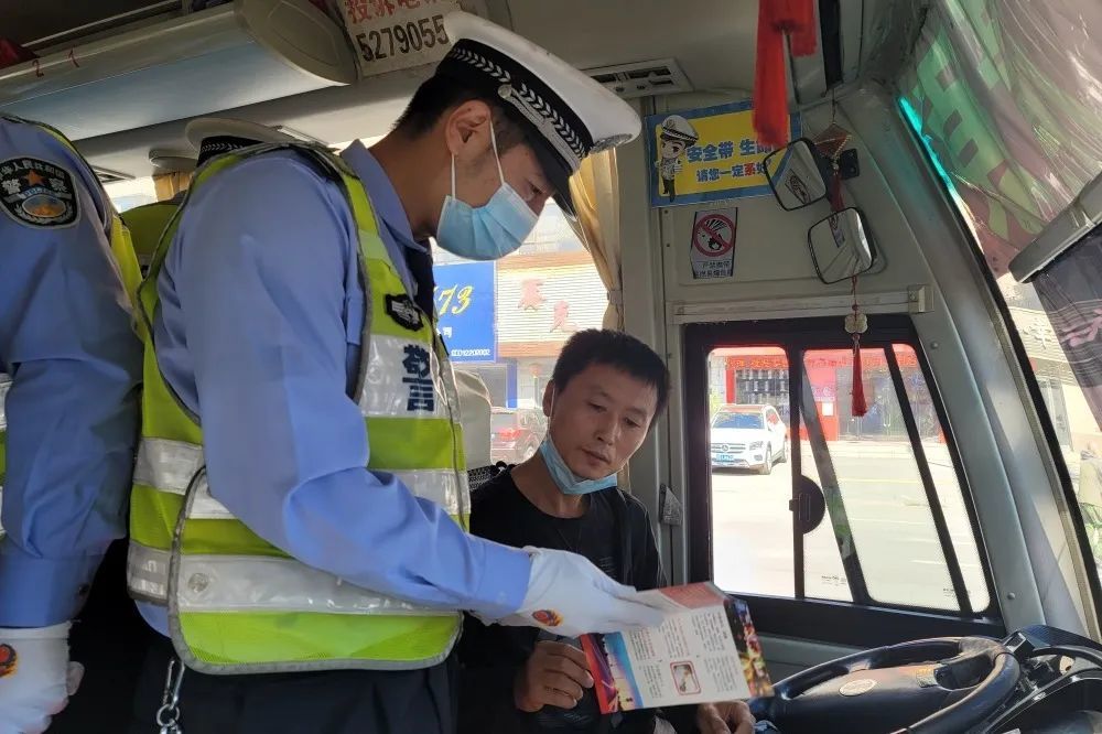 公交出行宣传周绿色低碳出行抚顺交警这样做