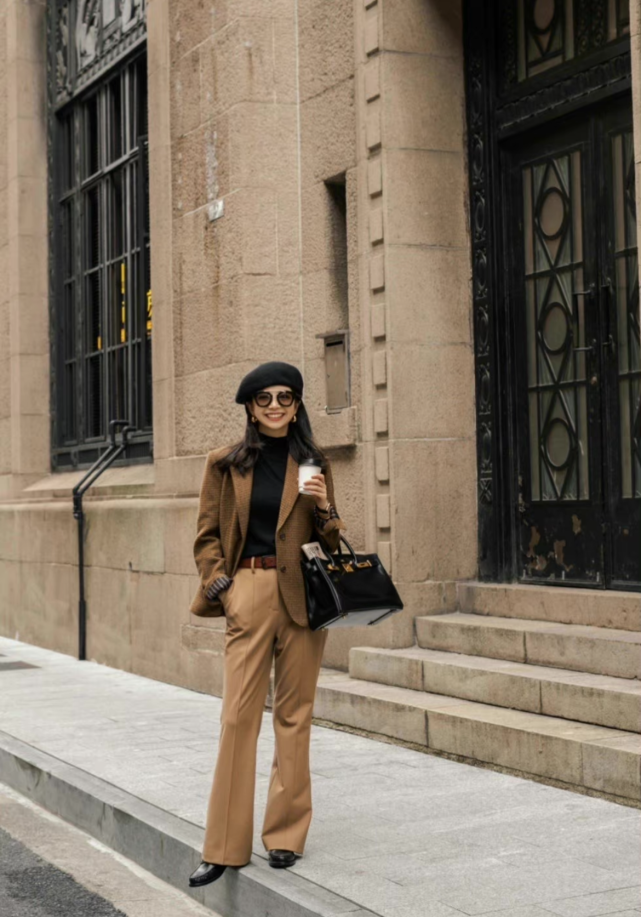 看了三木的秋季街拍才发现:原来咖色裤才是今年的颜值担当,高级