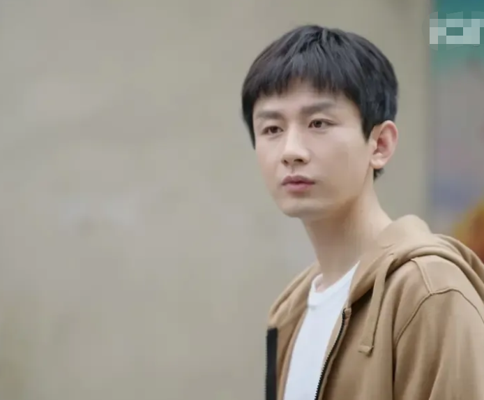 小鸡嘴,下巴短,颧骨高,身材干瘪,《底线》才开播几天,成毅的各种颜值