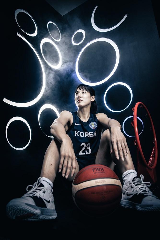 中国女篮63分狂胜韩国最美球员金丹菲首发出场她的表现如何